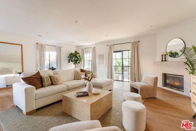 11737 Darlington Avenue, Los Angeles CA: https://media.crmls.org/mediaz/35ada9ee-5aa1-4c05-958e-85fa3efe2793.jpg