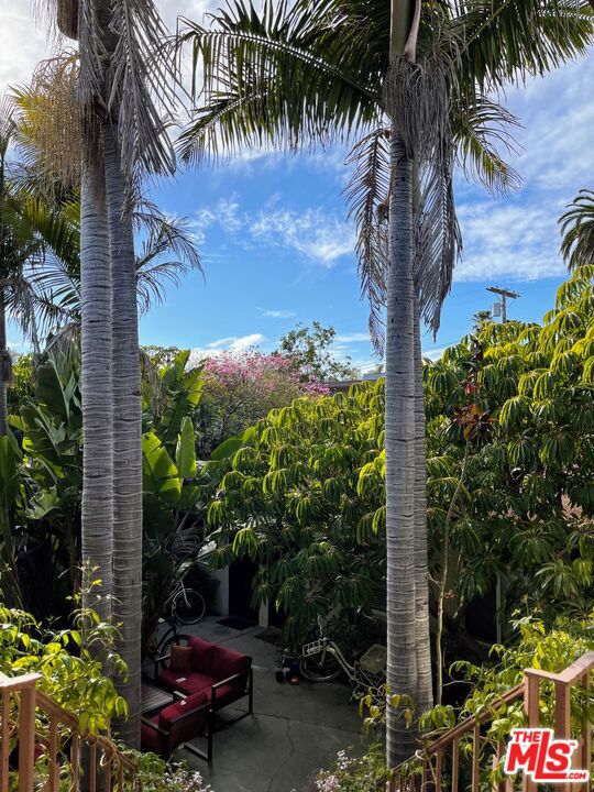 309 Broadway Street, Venice CA: https://media.crmls.org/mediaz/35ae41b8-432d-40ce-87a9-32309e634308.jpg