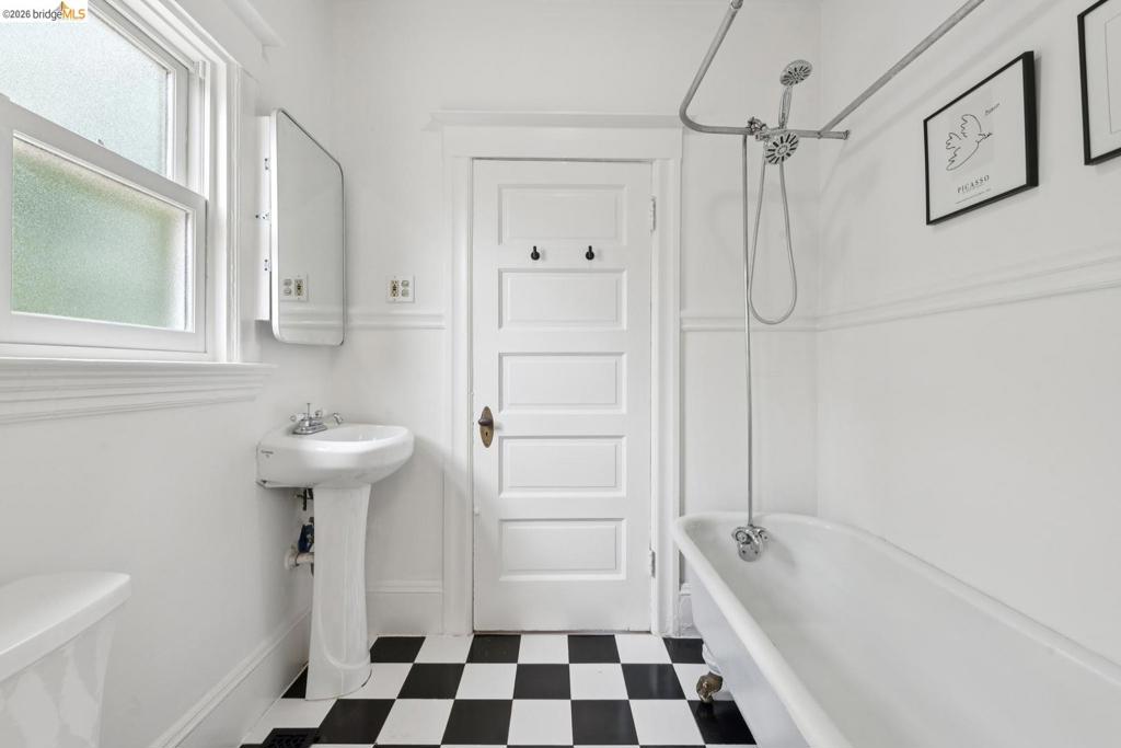 https://media.crmls.org/mediaz/35aff0ab-0ea9-4eb9-8be8-cfdb15fa76a1.jpg?preset=X-Large