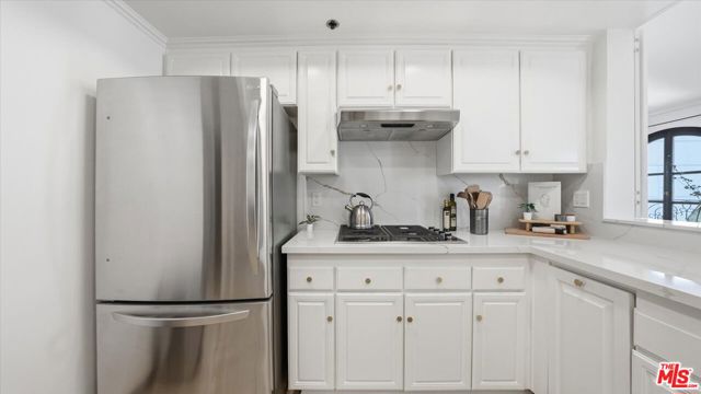 9249 Burton Way, Beverly Hills CA: https://media.crmls.org/mediaz/35b054df-91e1-4743-ae0e-eb262e9cfa65.jpg