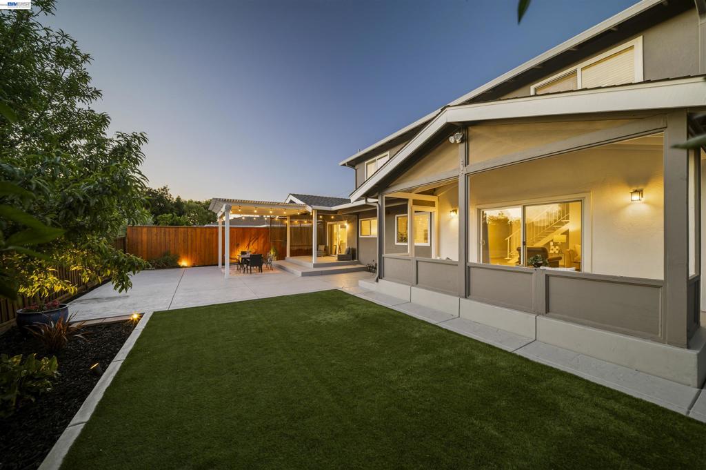 https://media.crmls.org/mediaz/35b0b9bd-145c-4ffe-8e37-a5a71ec2b551.jpg?preset=X-Large
