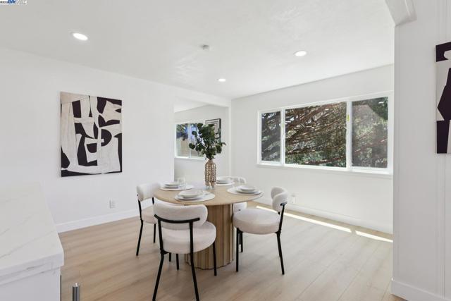 1218 Lattie Ln, Mill Valley CA: https://media.crmls.org/mediaz/35b0f13b-d338-426d-9ec6-969c8e612d02.jpg