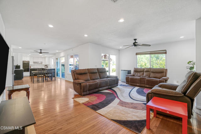 27802 Via Amistosa, Agoura Hills CA: https://media.crmls.org/mediaz/35b16c31-c22a-4186-a6ff-085b8ee40139.jpg