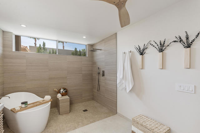 27 Oak Tree Drive, Rancho Mirage CA: https://media.crmls.org/mediaz/35b37c19-3e57-4339-9704-4d61349f02aa.jpg