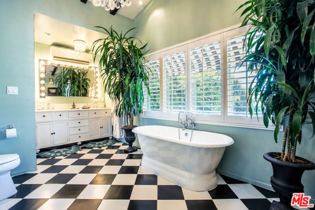 148 W Camino Descanso, Palm Springs, CA 92264