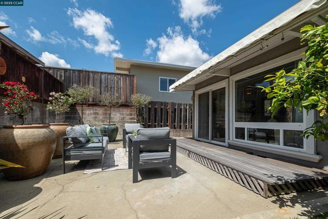 18977 Thornbury ave, Castro Valley CA: https://media.crmls.org/mediaz/35b49856-3fa8-43a5-a7a2-2f76b271446a.jpg