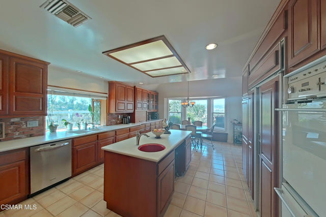 10885 Citrus Drive, Moorpark CA: https://media.crmls.org/mediaz/35b50a99-8b1c-492c-abfa-b3a0468f3b9f.jpg