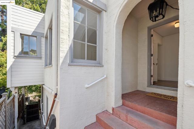 84 Portsmouth Rd, Piedmont CA: https://media.crmls.org/mediaz/35b542a2-2f6b-46d0-b4a5-476df2a6a23e.jpg