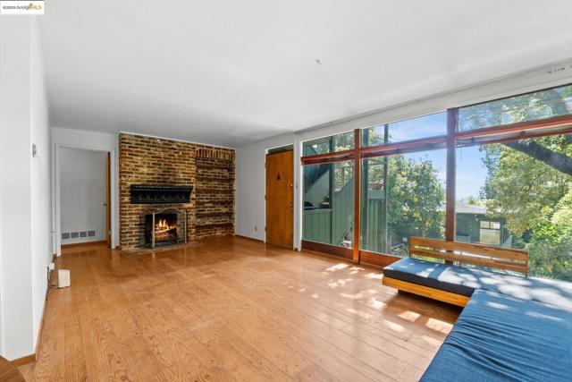 1730 Highland Pl, Berkeley CA: https://media.crmls.org/mediaz/35b5d2ef-77f1-4154-9810-ebdc608c1ee1.jpg