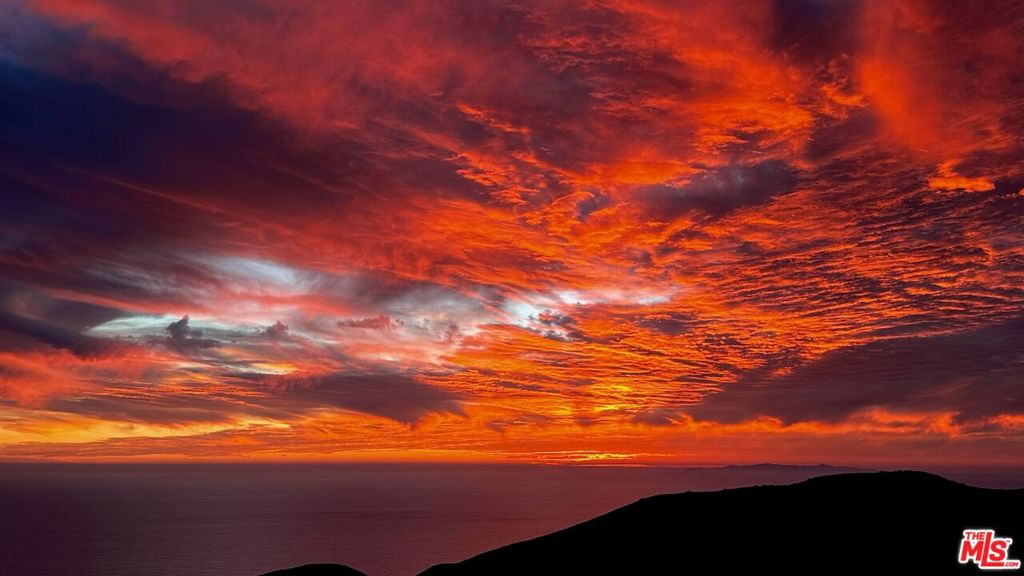 https://media.crmls.org/mediaz/35b5e905-61b2-4ee3-96da-723db8e175a6.jpg?preset=X-Large