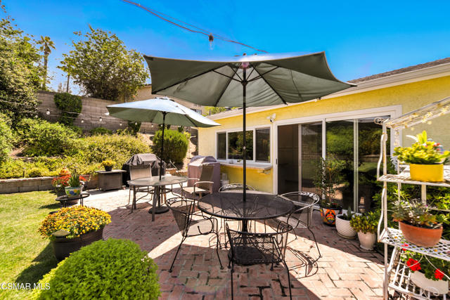 2063 Woodglen Street, Simi Valley CA: https://media.crmls.org/mediaz/35b5f717-1146-4752-a14a-5909bd285bca.jpg