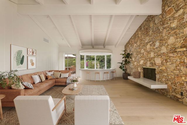 650 N Tigertail Road, Los Angeles CA: https://media.crmls.org/mediaz/35b64375-5635-40ef-b01c-910ca7cab2ab.jpg