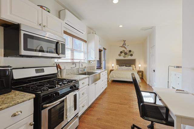 Detail Gallery Image 7 of 21 For 205 .5 C Ave, Coronado,  CA 92118 - 1 Beds | 1 Baths