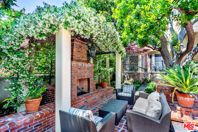 612 N Alta Drive, Beverly Hills CA: https://media.crmls.org/mediaz/35b8be55-28fd-4e54-8212-dad4c87f7bde.jpg