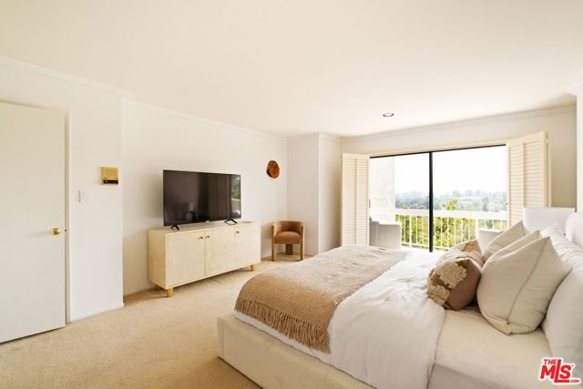 21694 Yucatan Avenue, Woodland Hills CA: https://media.crmls.org/mediaz/35b93058-97b1-413c-9524-556bce13a224.jpg