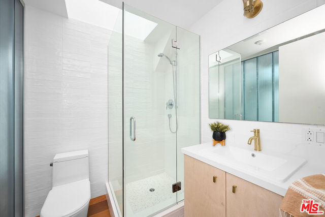 5106 Pacific Avenue, Marina del Rey CA: https://media.crmls.org/mediaz/35b969d8-6fc6-4d90-b2f9-71245ae60713.jpg