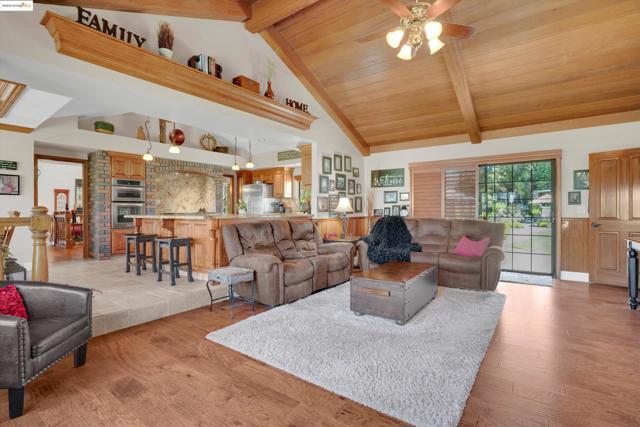 2960 Almondwood Pl, Oakley CA: https://media.crmls.org/mediaz/35bab1ee-b08a-462f-ba5a-1042a04443e5.jpg