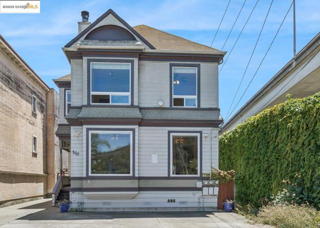 557 33Rd St, Oakland CA: https://media.crmls.org/mediaz/35bad359-2d04-4848-a3a7-0ddcd6d0d958.jpg