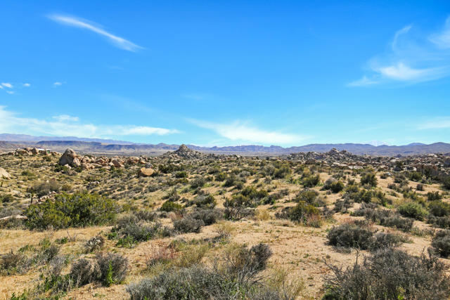 1 Dragonfly Lane, Pioneertown CA: https://media.crmls.org/mediaz/35bafc17-7085-4e03-9b33-bd81abec4c94.jpg