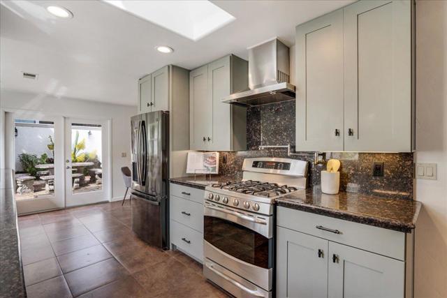 22011 E Cliff Drive, Santa Cruz CA: https://media.crmls.org/mediaz/35bbffea-8ff3-4e78-b5b8-0e5f8afa421a.jpg
