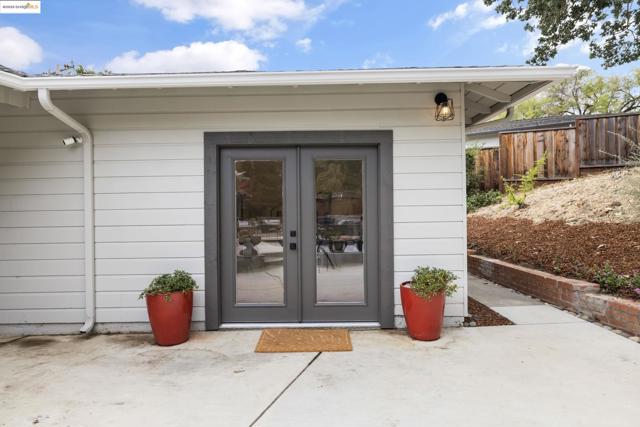 150 Santa Rita Dr, Walnut Creek CA: https://media.crmls.org/mediaz/35bc0170-d10d-4b3e-9fdf-c91ed40b24fb.jpg