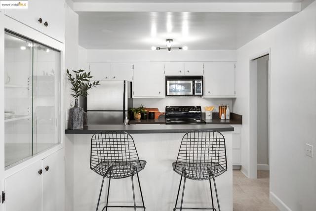 5405 Carlton St, Oakland CA: https://media.crmls.org/mediaz/35bc99f0-ac8a-43b0-b364-fac8653a6dd1.jpg