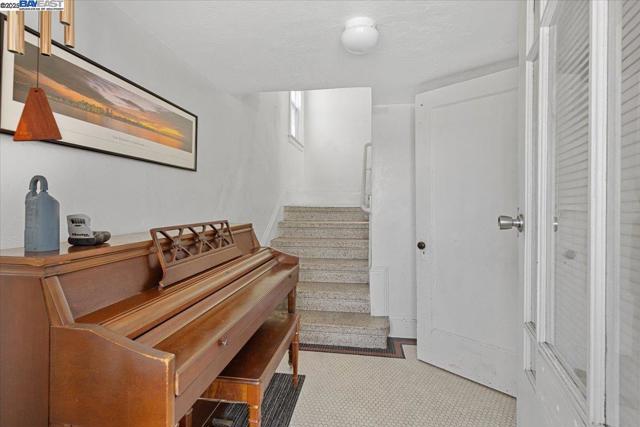40 Acton St, Daly City CA: https://media.crmls.org/mediaz/35bcbfe5-4953-49f1-84bf-4204038aab40.jpg