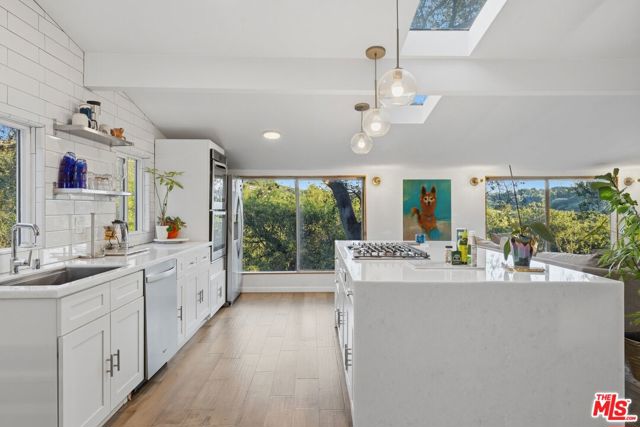 21936 Canon Drive, Topanga CA: https://media.crmls.org/mediaz/35be2116-0524-4ae4-918f-efd80a80afa3.jpg