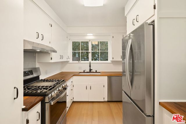 440 24th Street, Santa Monica CA: https://media.crmls.org/mediaz/35c0aac6-5f7b-44a4-b3a3-0a39f95436bd.jpg