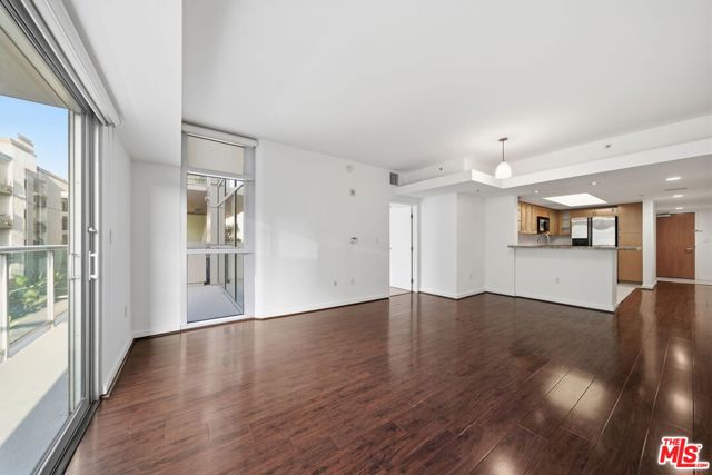 13700 Marina Pointe Drive, Marina del Rey CA: https://media.crmls.org/mediaz/35c15aed-1764-42e0-b6e1-ccb964b6293d.jpg