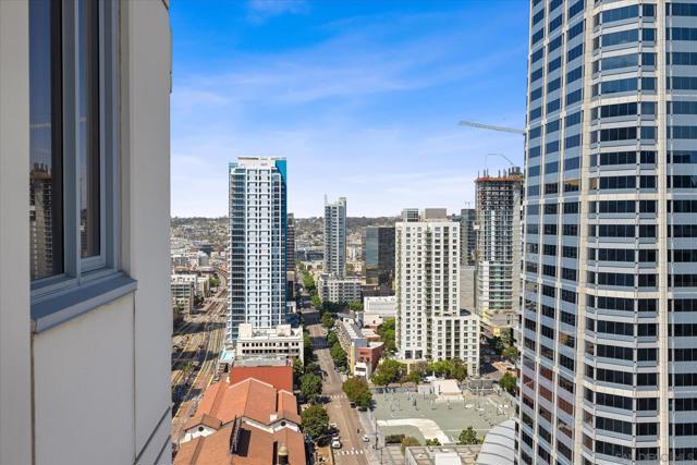 700 W E St, San Diego CA: https://media.crmls.org/mediaz/35c2a6e1-c76d-4068-a32f-5944f7236b9c.jpg