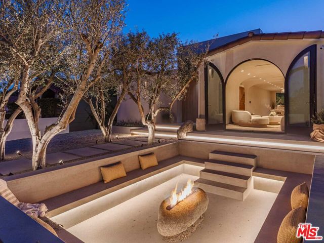 309 N Arden Boulevard, Los Angeles CA: https://media.crmls.org/mediaz/35c49a4f-86a7-47d6-98f8-ab737f7d07df.jpg
