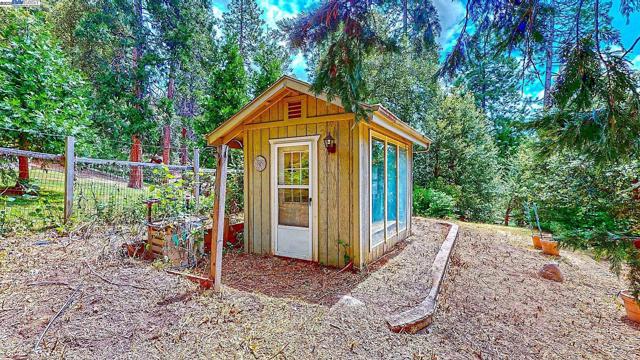 23357 Middle Camp Rd, Twain Harte CA: https://media.crmls.org/mediaz/35c4e10b-b678-4517-b45a-07411423bd11.jpg