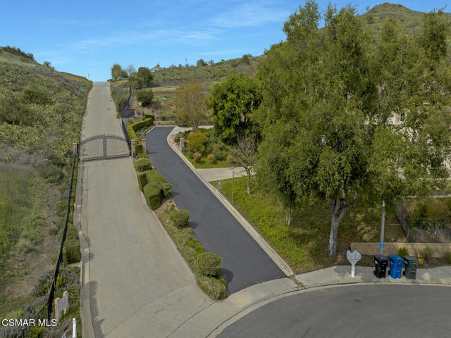 331 Briar Bluff Circle, Thousand Oaks CA: https://media.crmls.org/mediaz/35c65bc5-6656-4bd1-a85e-73ba49471217.jpg