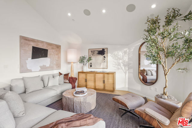 2530 Beverley Avenue, Santa Monica CA: https://media.crmls.org/mediaz/35c67e1c-df78-4a8b-b4bf-2e9942bb0e2b.jpg