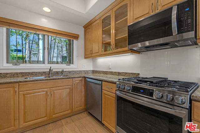 1022 10th Street, Santa Monica CA: https://media.crmls.org/mediaz/35c74659-dccf-4f90-bb90-cf7f1632732d.jpg