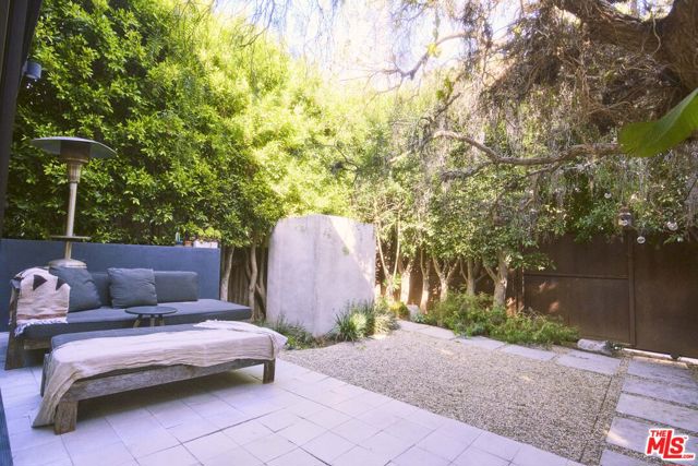 906 Superba Avenue, Venice CA: https://media.crmls.org/mediaz/35c812e6-6679-4a13-8ee4-f30ac94c89b7.jpg