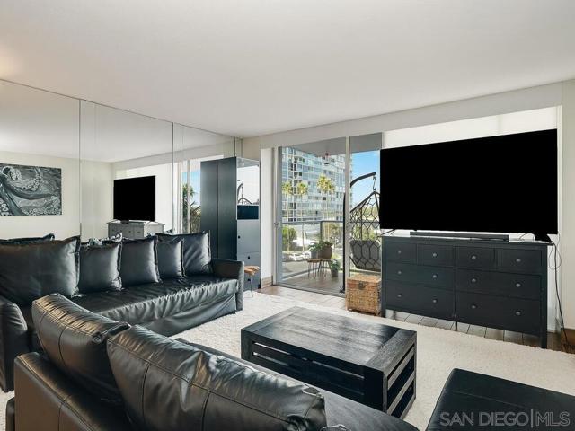 1830 Avenida Del Mundo, Coronado CA: https://media.crmls.org/mediaz/35c821a4-bb74-485f-820e-f7893a8fd27f.jpg