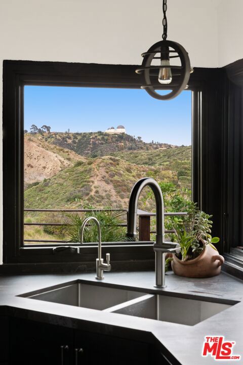 2860 Hollyridge Drive, Los Angeles CA: https://media.crmls.org/mediaz/35c88025-809a-493b-8ead-ce4b94a66225.jpg