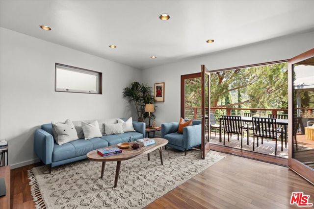 3234 Hillock Drive, Los Angeles CA: https://media.crmls.org/mediaz/35c90a88-b024-4c0d-b60f-302e6f23277f.jpg