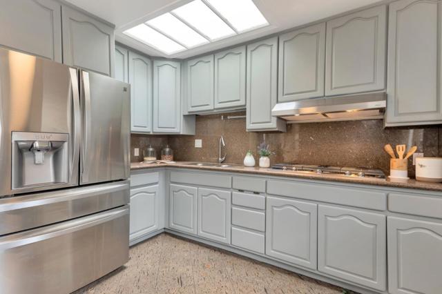 835 Alabama Street, San Francisco CA: https://media.crmls.org/mediaz/35c962d0-896d-413f-bc04-536b06f56ddc.jpg