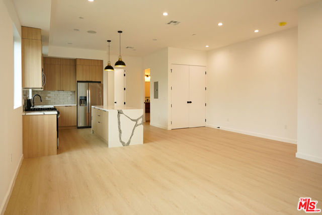13843 Burbank Boulevard, Sherman Oaks CA: https://media.crmls.org/mediaz/35c98e33-d3f3-4433-8c2f-d85b9b0e3171.jpg