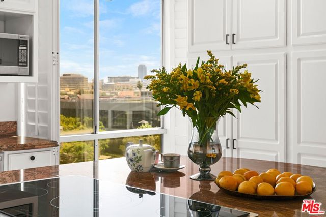 339 N Palm Drive, Beverly Hills CA: https://media.crmls.org/mediaz/35c9fe76-1878-41d6-8c92-e75a857b6119.jpg