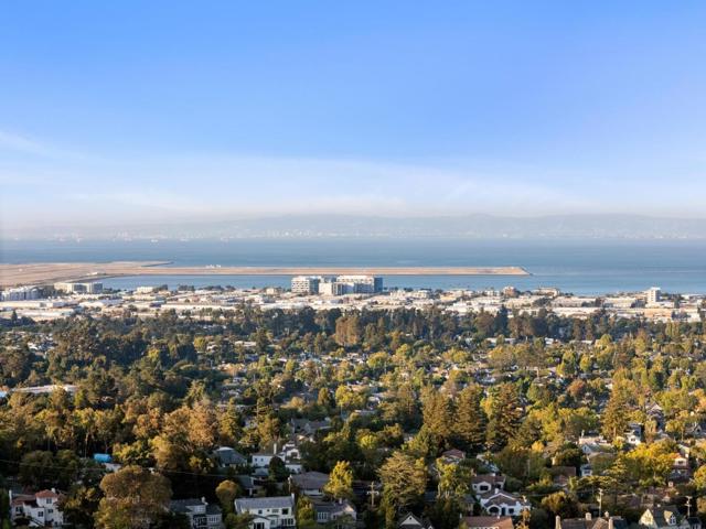 2684 Summit Drive, Burlingame CA: https://media.crmls.org/mediaz/35caf9f5-bbcf-4dd2-8f5c-6cef37689fca.jpg