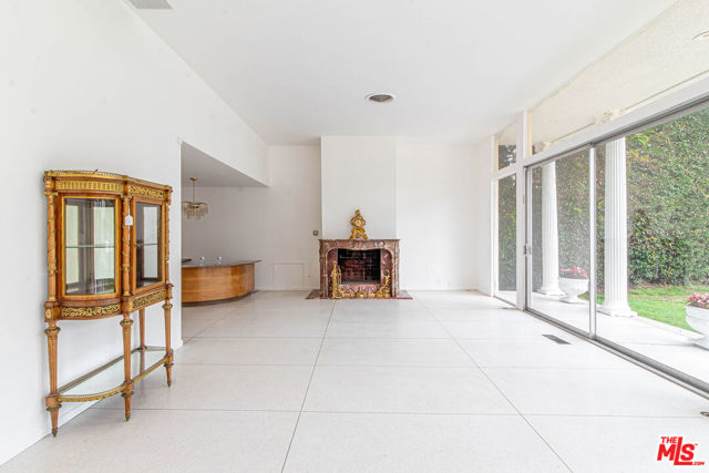 713 N Elm Drive, Beverly Hills CA: https://media.crmls.org/mediaz/35cb662a-2b67-4af8-90ce-5855384c102a.jpg