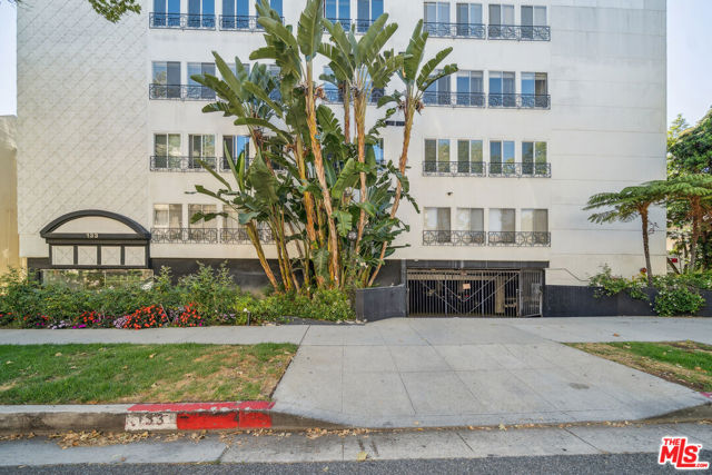133 N Swall Drive, Beverly Hills CA: https://media.crmls.org/mediaz/35cbc48d-ed7a-44be-b277-9fa61cdc6113.jpg