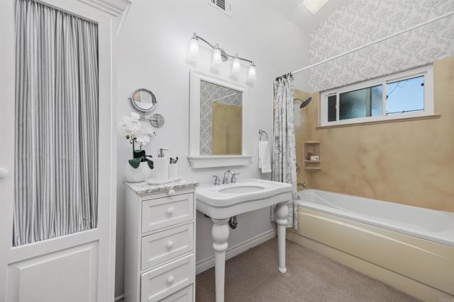 Detail Gallery Image 13 of 32 For 458 3rd St, Encinitas,  CA 92024 - 3 Beds | 3 Baths