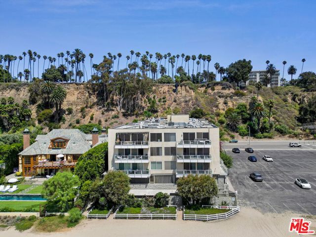 723 Palisades Beach Road, Santa Monica CA: https://media.crmls.org/mediaz/35cd18d7-98c9-4100-a44c-6e091fc984a3.jpg
