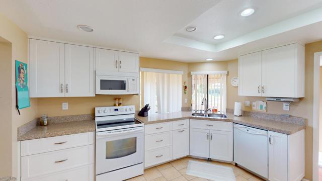 72350 Rim Drive, Palm Desert CA: https://media.crmls.org/mediaz/35cdd75b-3e14-45f6-bddf-bef6a1e407a9.jpg