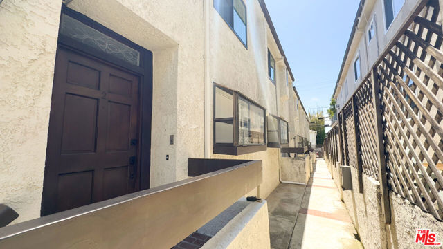 1132 19th Street, Santa Monica CA: https://media.crmls.org/mediaz/35ce22d1-5002-496c-84a5-2bc7e3535147.jpg